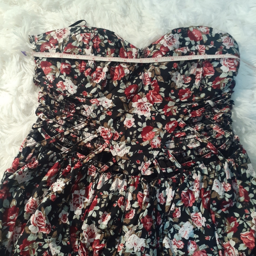 WOMENS SLEEVELESS RUFFLED STRETCHY DRESS HAS CUT OUTS ON AB AREA. SZ LARGE